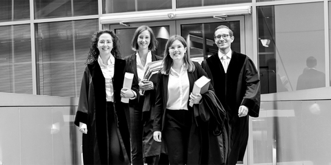 Vier junge Richterinnen und ein junger Richter