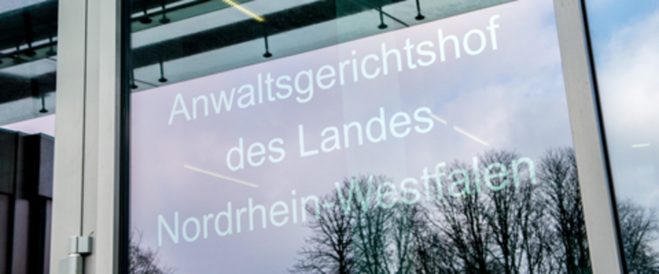 Außenansicht eines Fensters des Oberlandesgerichts Hamm