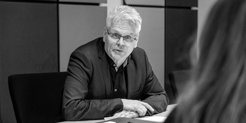 Foto eines Mitarbeiters im Gespräch