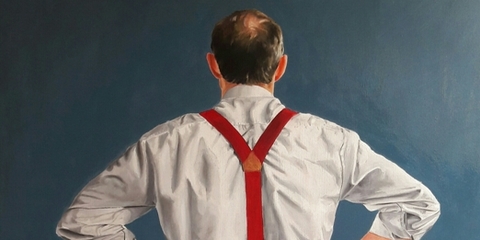 Kopf und Rücken einer Person mit Hosenträgern von hinten